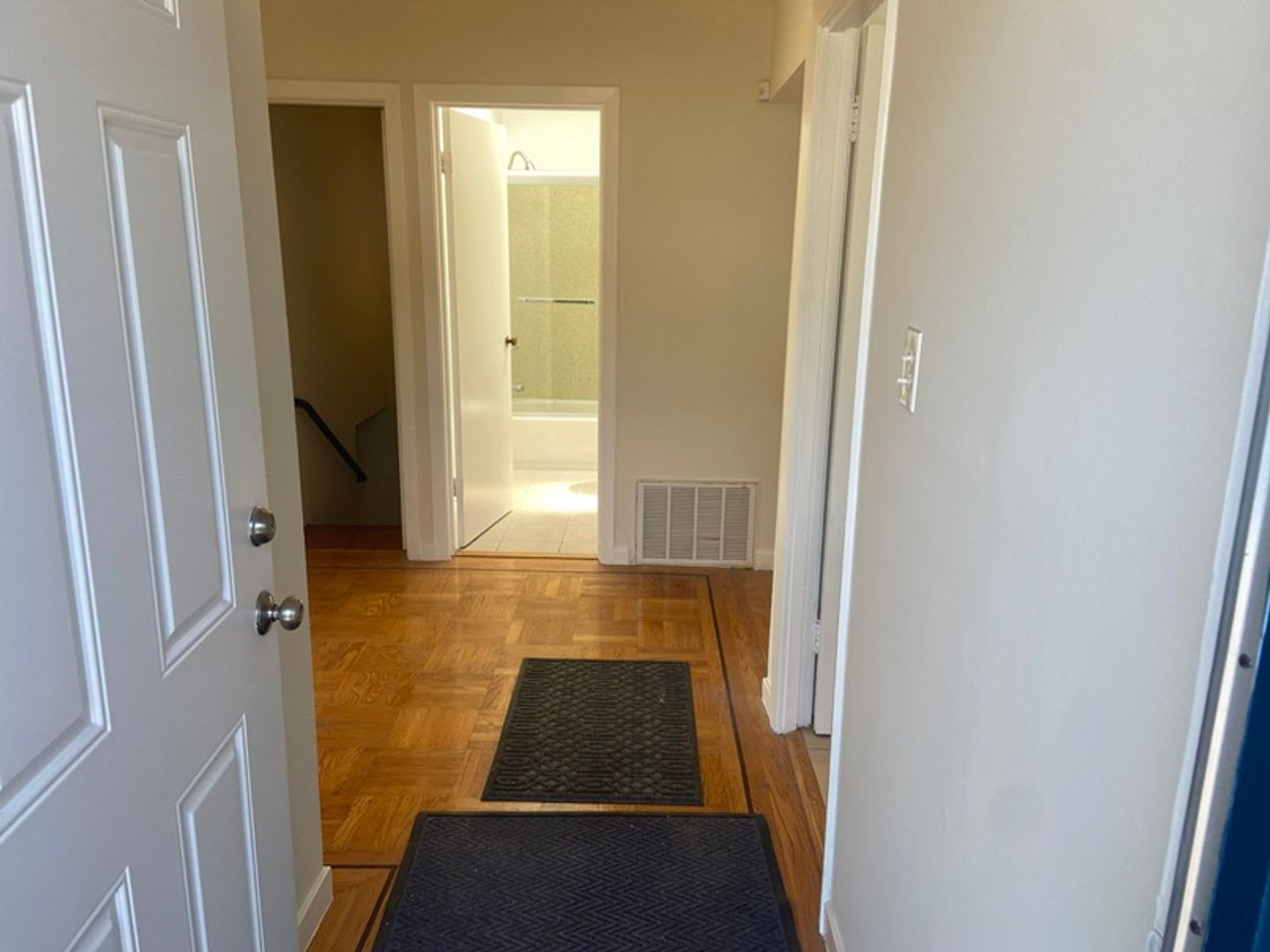 Spacious Corner Home In A Sunny Neighborhood Bayview – photo 3