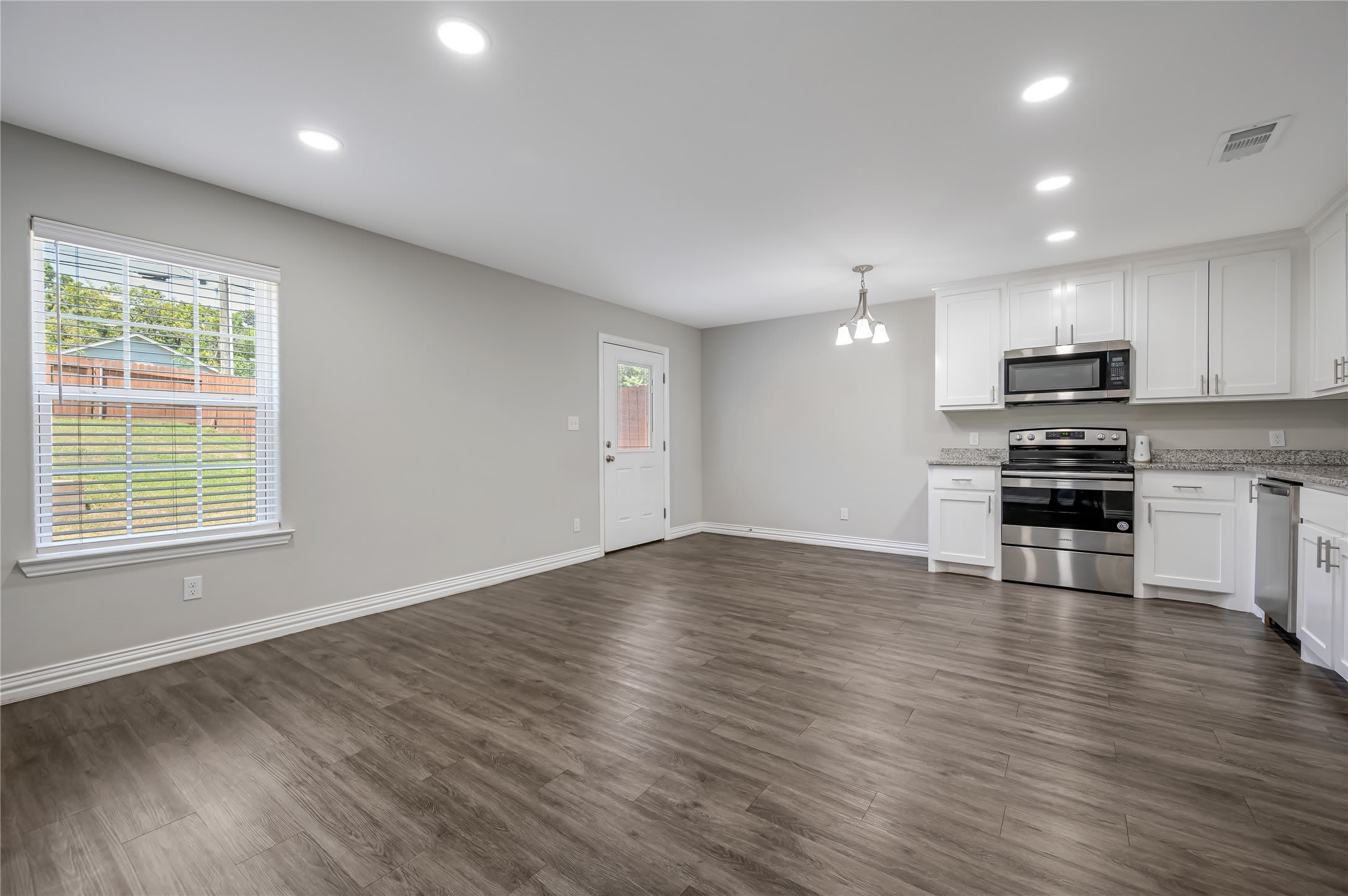 907 W Collins Street – photo 4