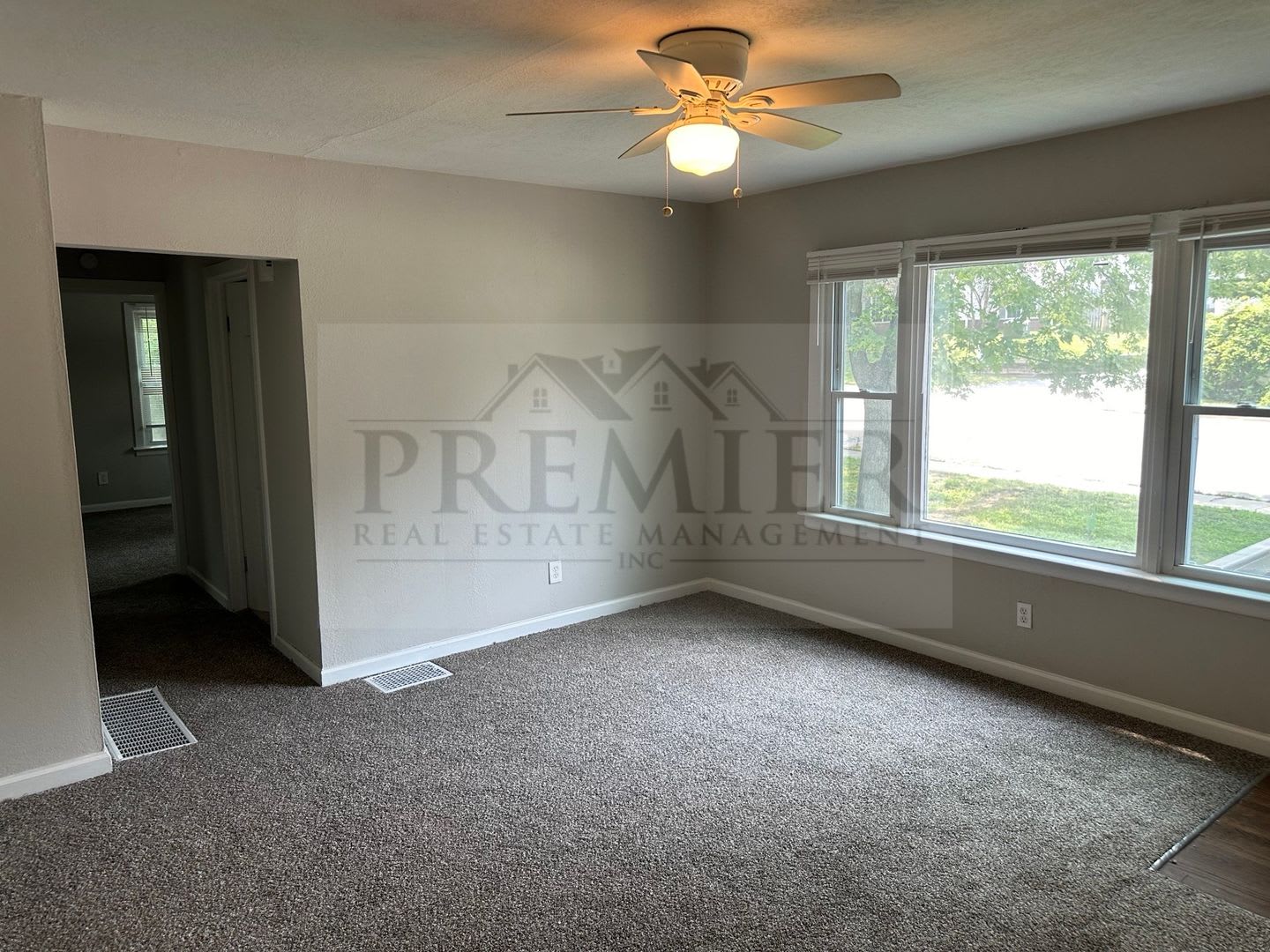 3305 S Sterling Ave Independence Mo 64052 Rent 1499 Nice 3 Bed 1 Bath House – photo 4