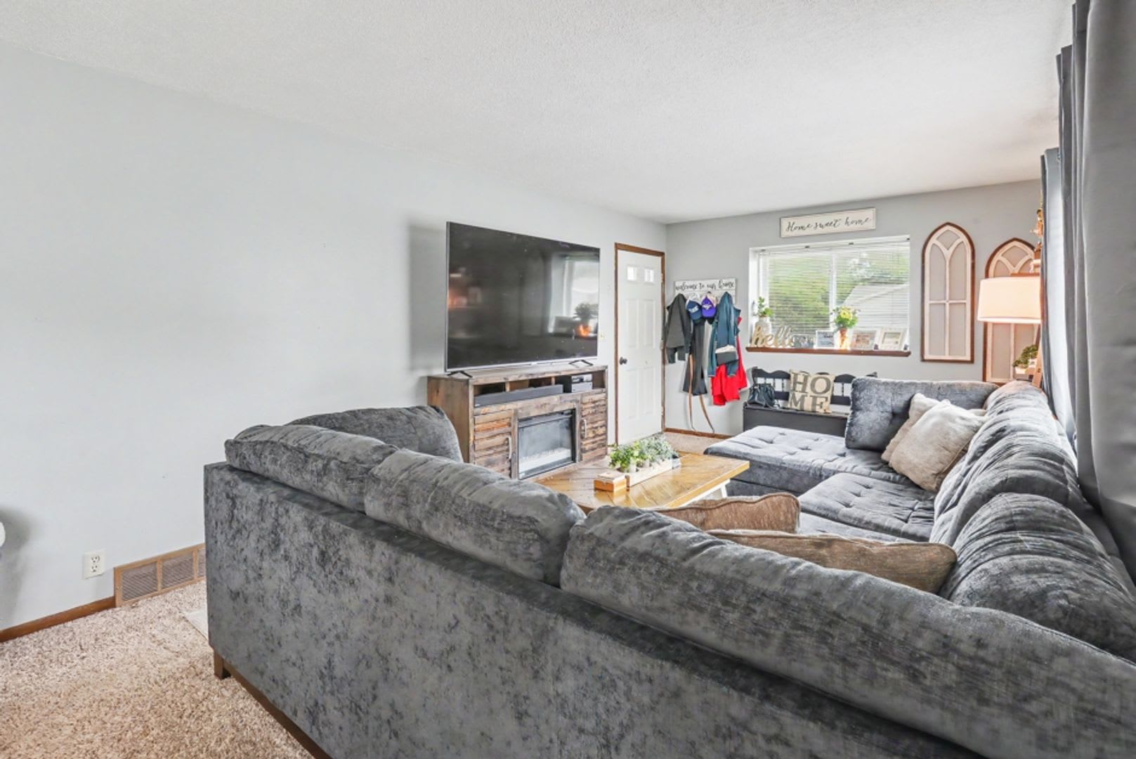 Rent: Cute 3 Bedroom Home – photo 3