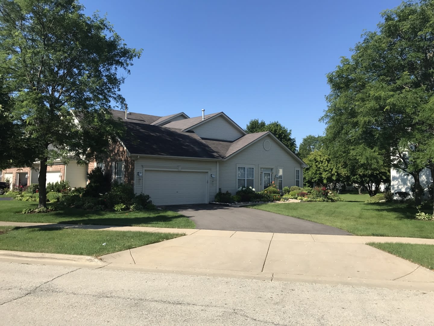 Exceptionally Clean 2-Bedroom Ranch with Double Car Garage – photo 2