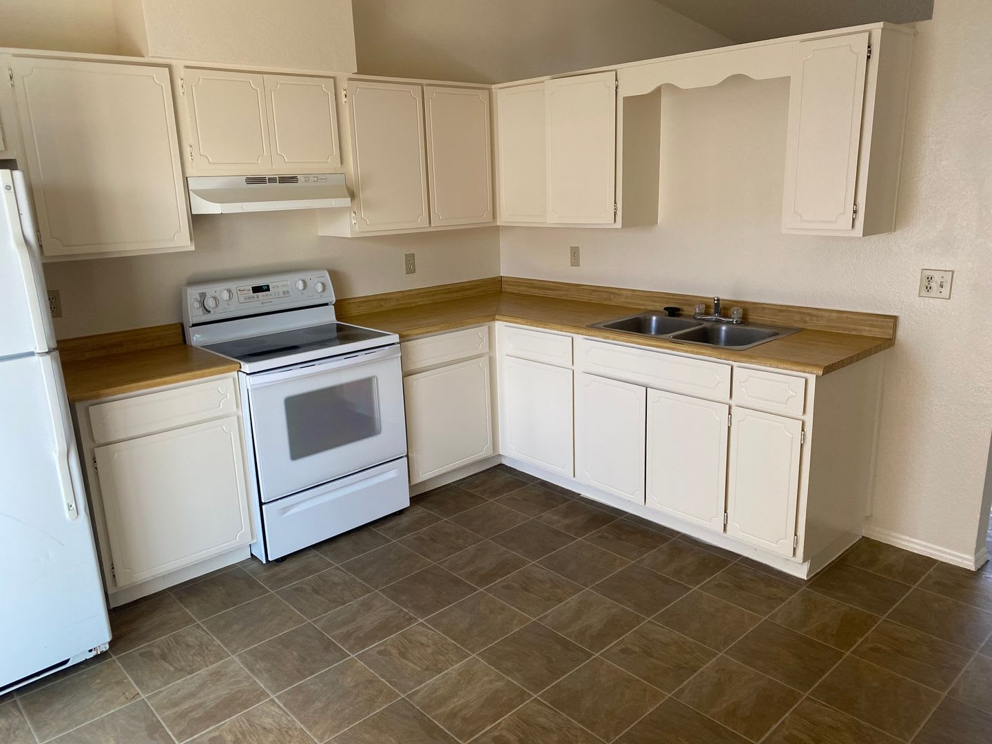 2 Bed One Bath Apartment At Greenfield And University – photo 2
