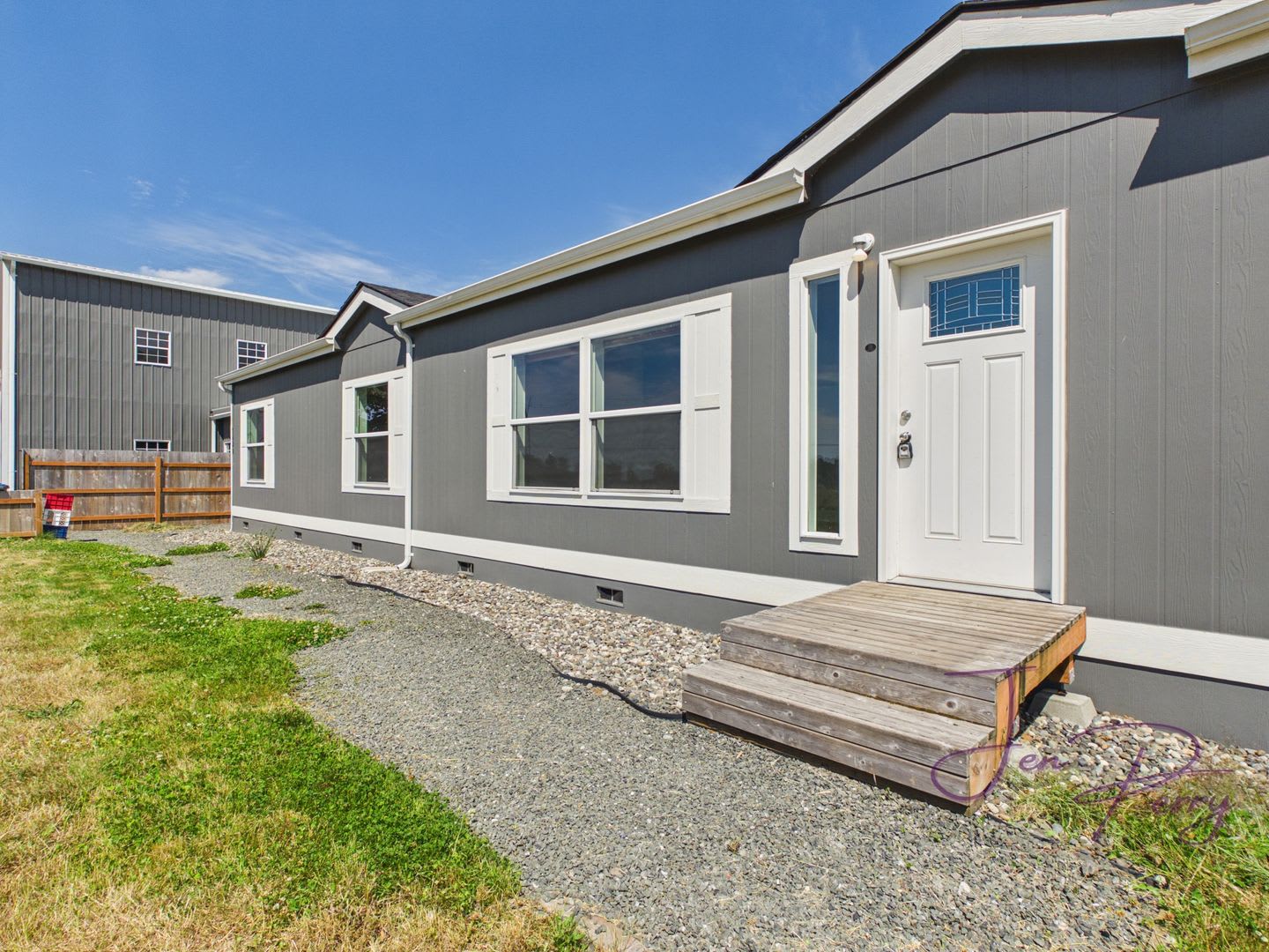 Large Spacious 5 Bedroom House With Fenced Yard – photo 2