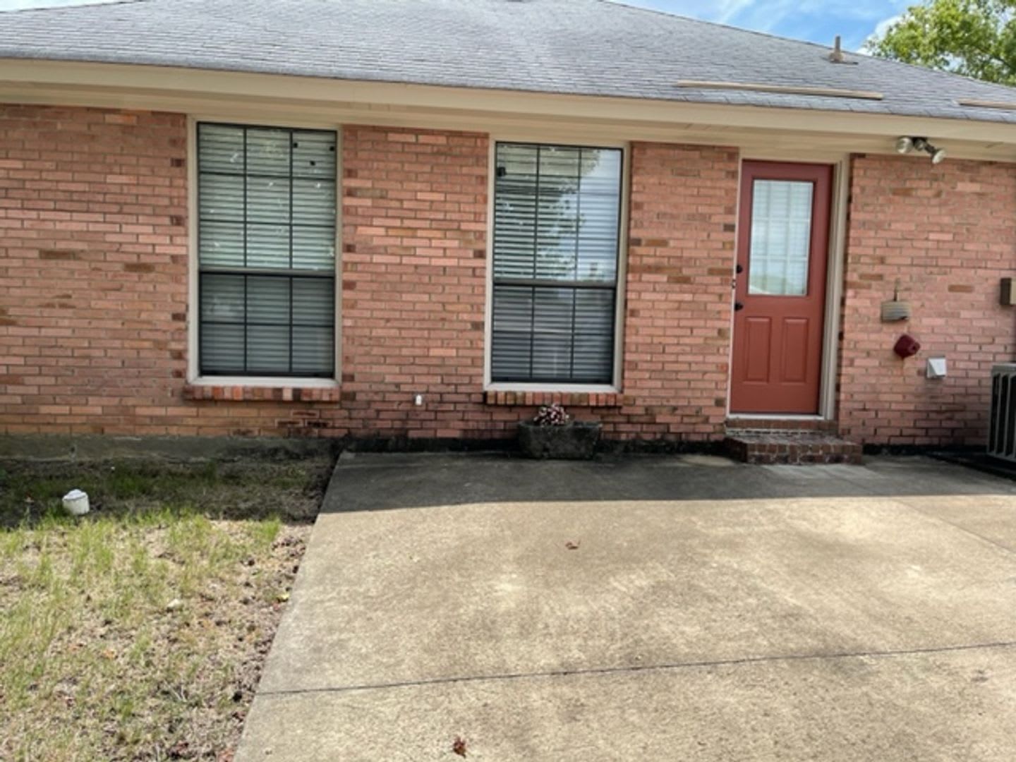 1604 Queen Elizabeth Court – photo 2