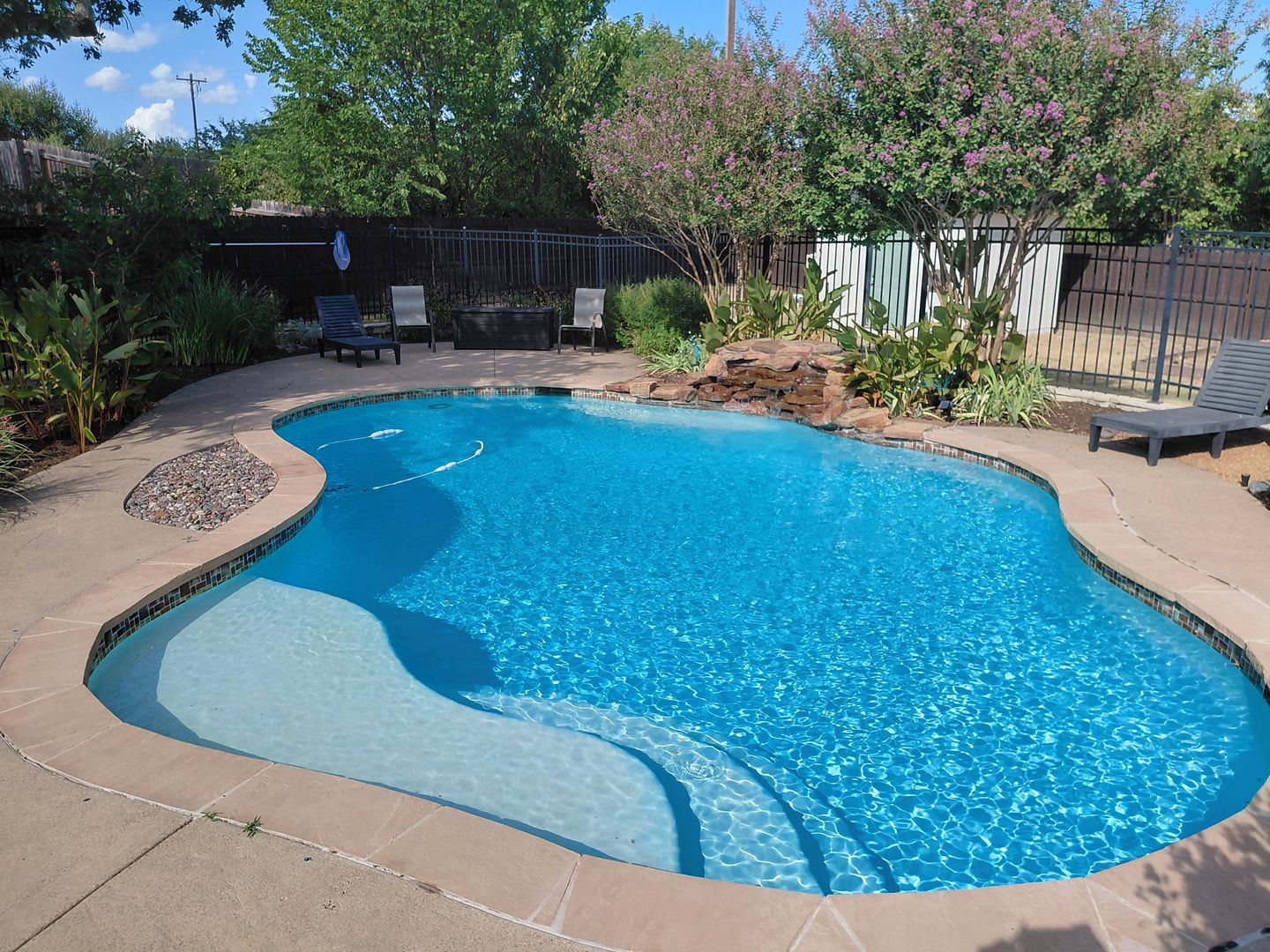 Beautiful 3/2/2 home with GORGEOUS pool that includes pool service – photo 4