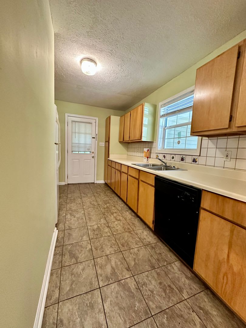 Cute 3 Bedroom Home In South Jackson – photo 4