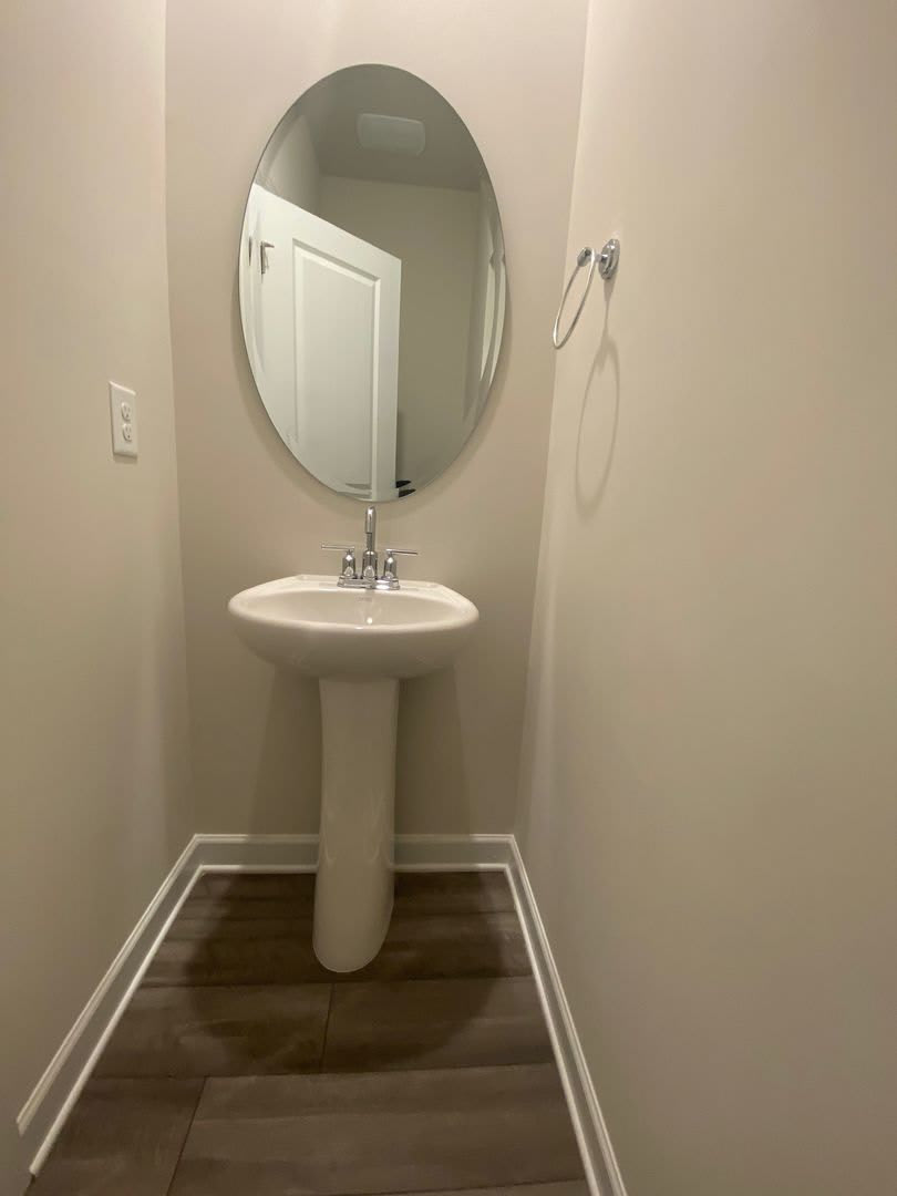 Room in 4 Bedroom Home at Memorial Pkwy – photo 5