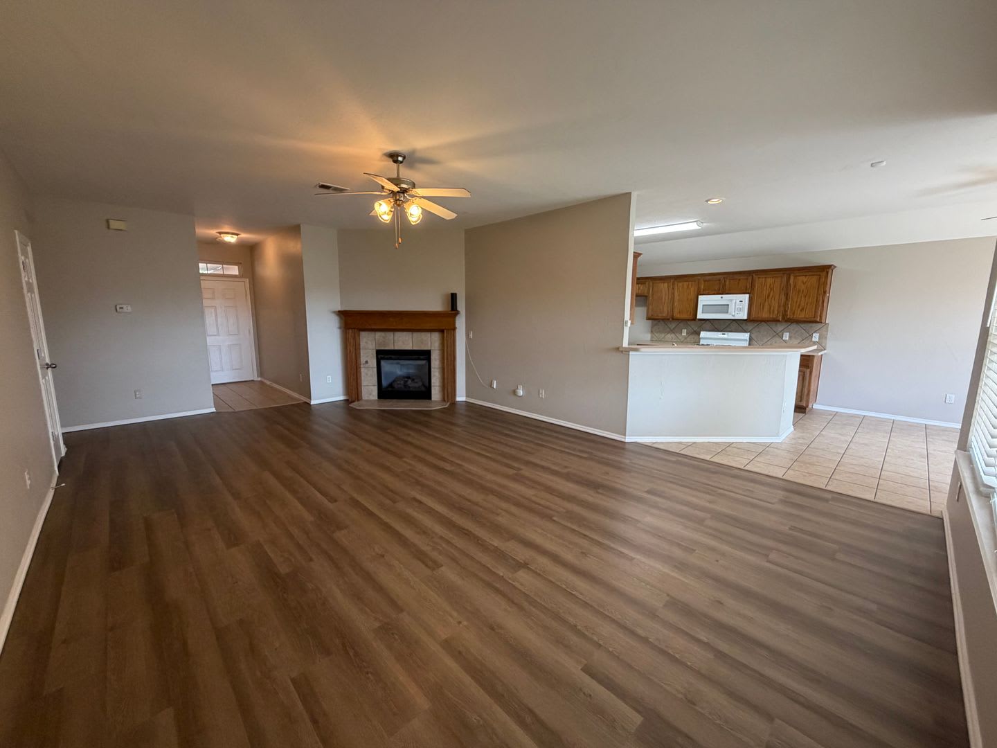 3 Bed 2 Bath Home in Mustang – photo 4