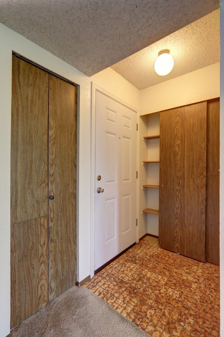 Clean Top Floor 1BR 1BA Condo with Wood Burning Fireplace – photo 3