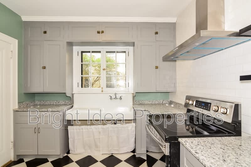 969 Saint Clair Avenue 1 – photo 2