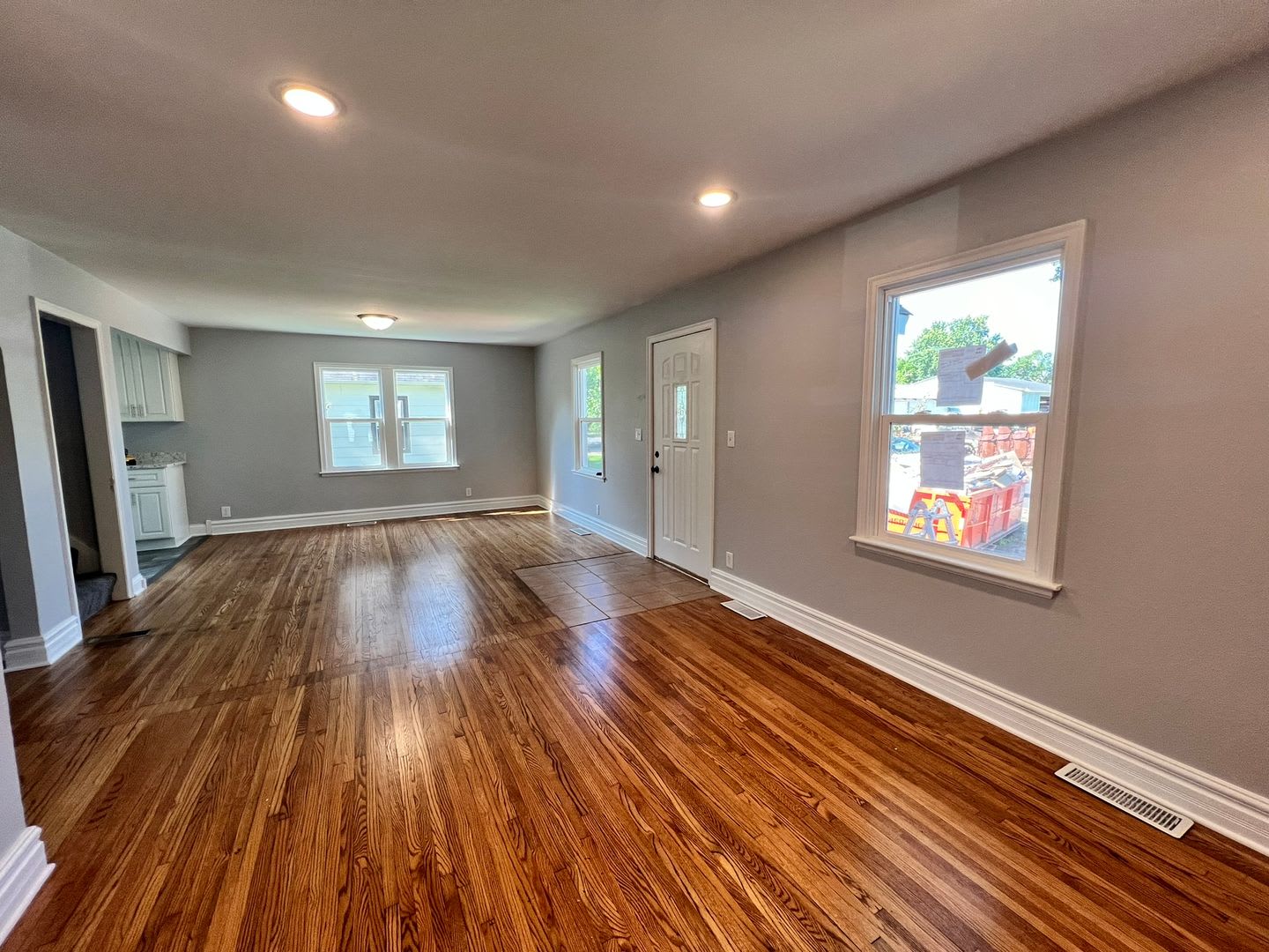 **RENT SPECIAL!!** Adorable 3 Bedroom Fully Renovated Home! – photo 2