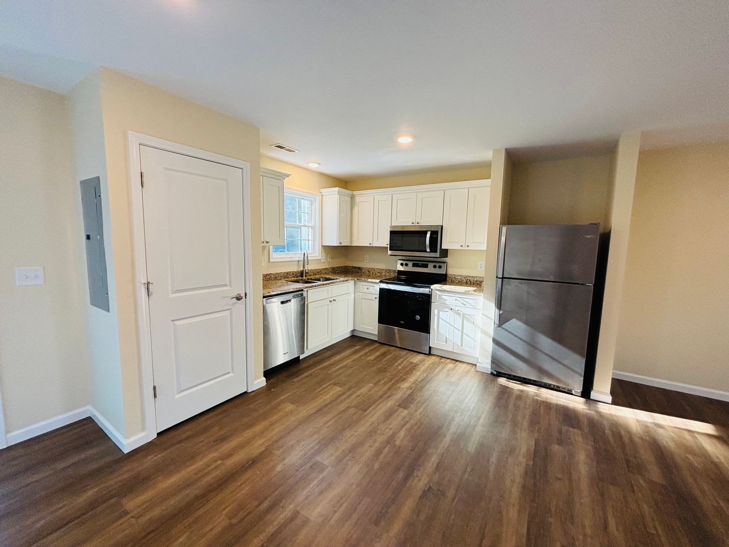 3 Bedroom, 2.5 Bath Townhouse – photo 2