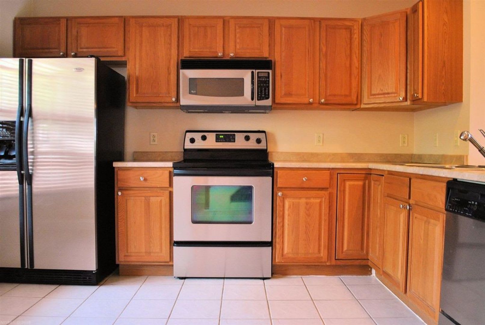 2 Bedroom 2 Bath Townhouse – photo 2