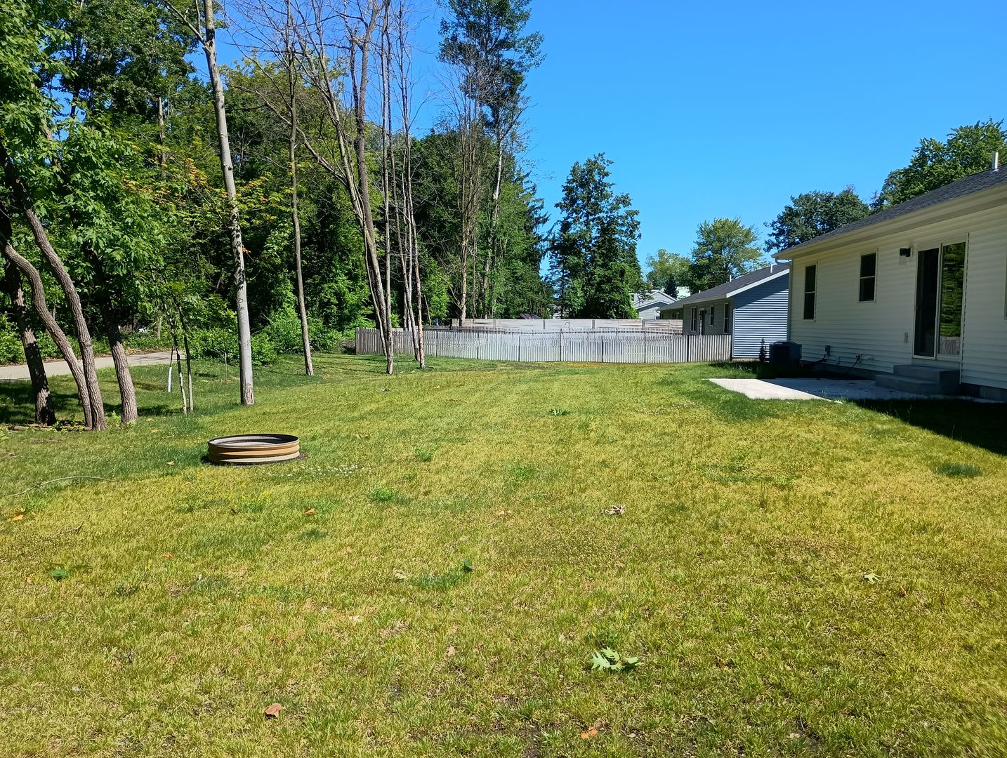 AVAILABLE NOW! 3 bed 2 bath Single Family home in Norton Shores! – photo 3