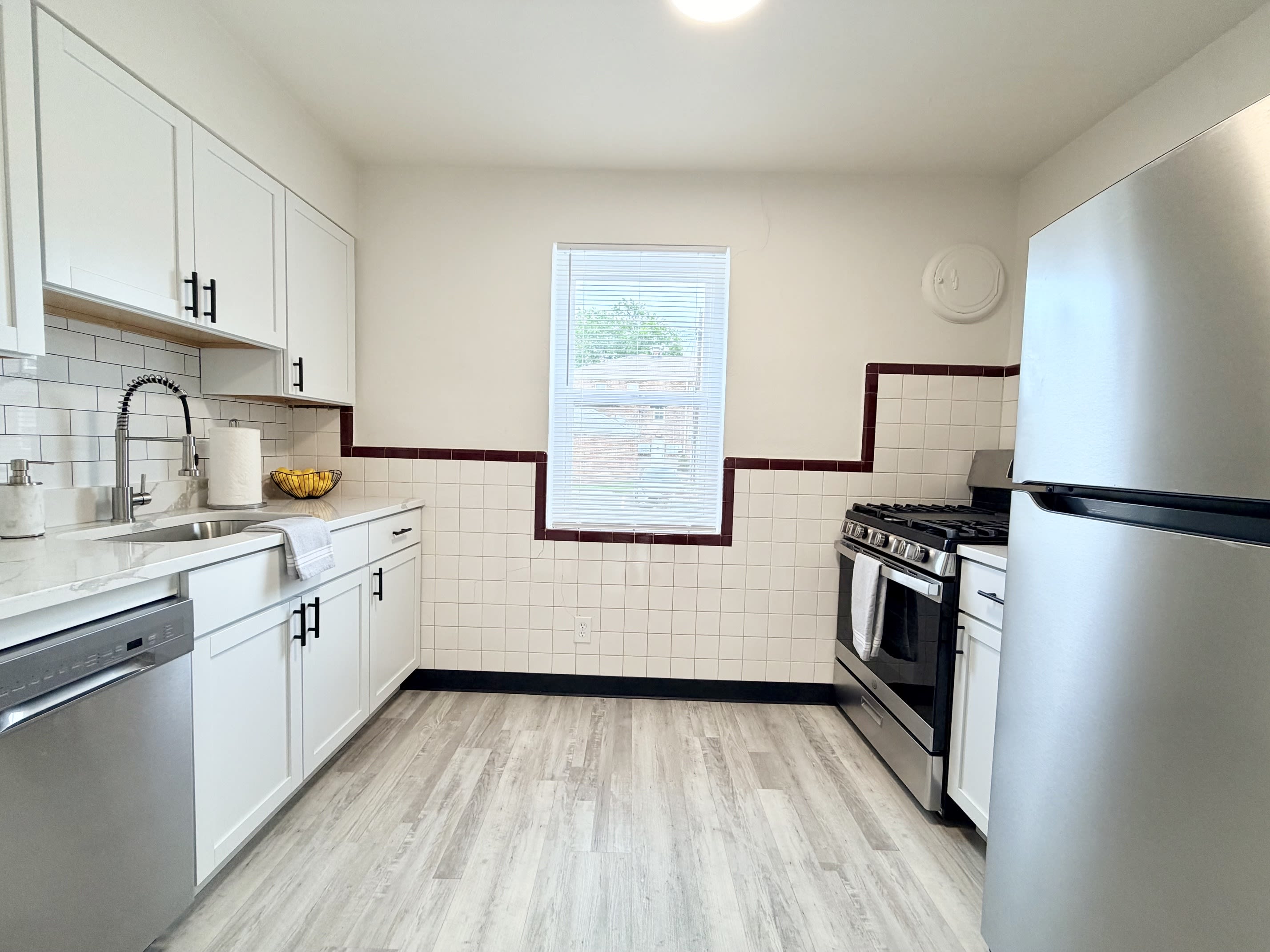 7176 Jamieson Ave – photo 1
