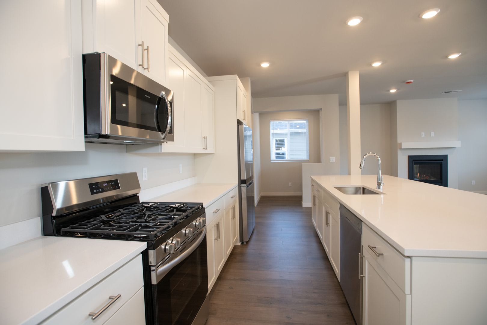 Spacious Like New 4 Bedroom Home! – photo 5