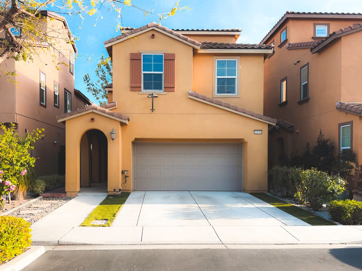 Beautifully Upgraded Home In A Gated Community With Pool – photo 2