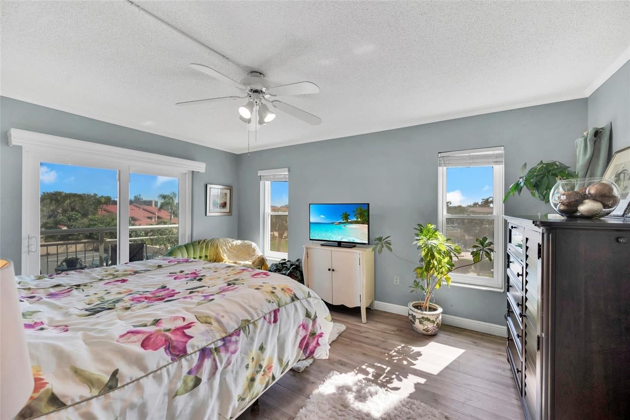 4900 Brittany Drive South – photo 4