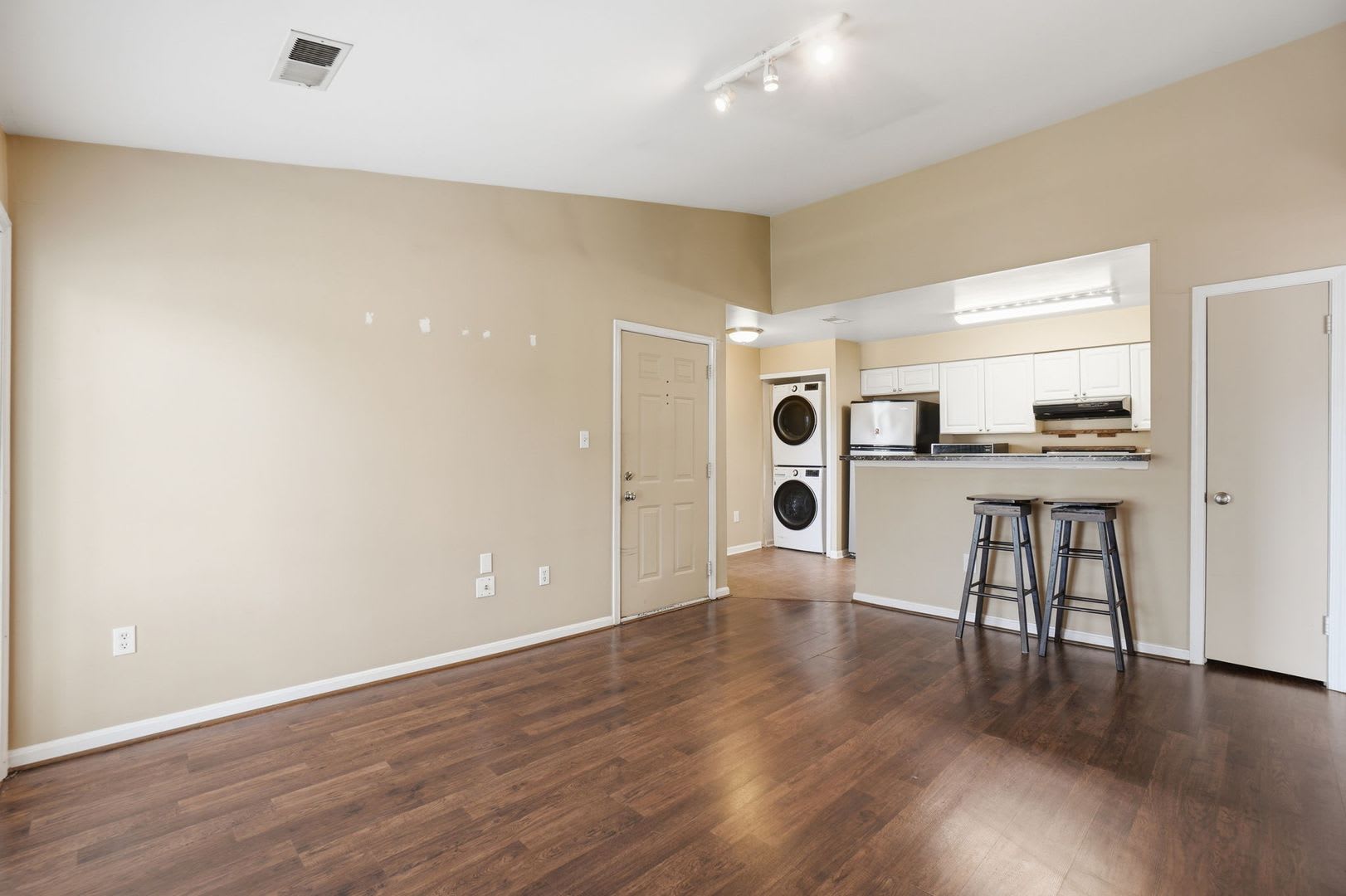 NICELY UPDATED 1 BEDROOM 1 BATHROOM CONDO IN EXCELLENT LOCATION!! – photo 4