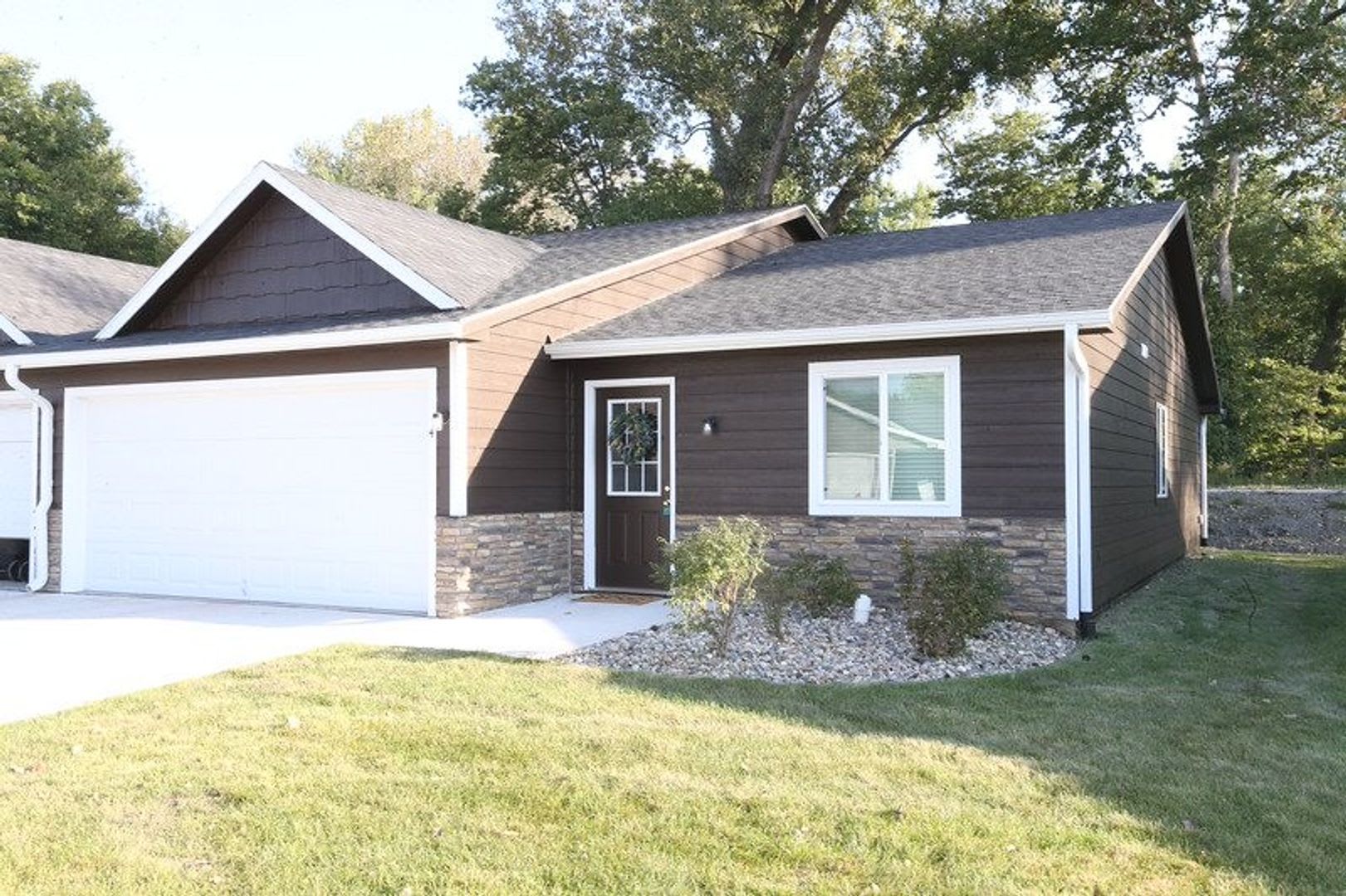 3 Bedroom, Single-story Townhomes for rent in Newton, IA – photo 3