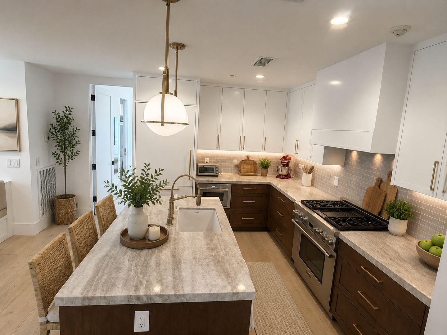 Coastal Luxury Retreat In The Heart Of Corona Del Mar Village Available For Monthly Executive And Vacation Rentals – photo 1