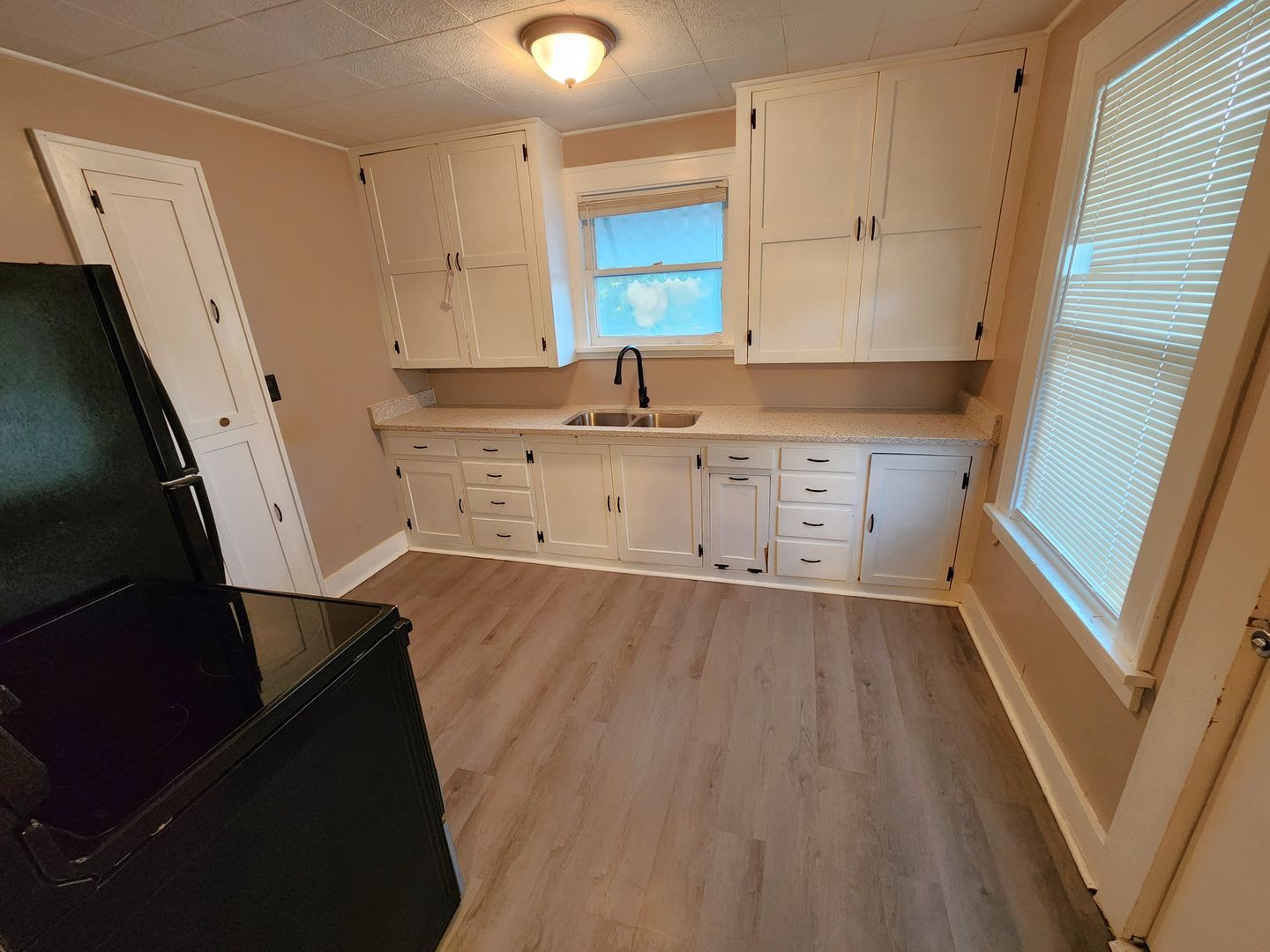 2+BR Across the street from Washburn University. Perfect for students or professor – photo 5