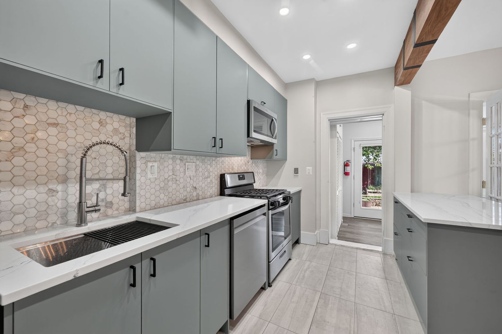Modern Elegance Meets Historic Charm in Columbia Heights! Home with Private Parking! – photo 5
