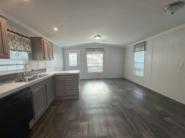 1668 Coldwell St – photo 4