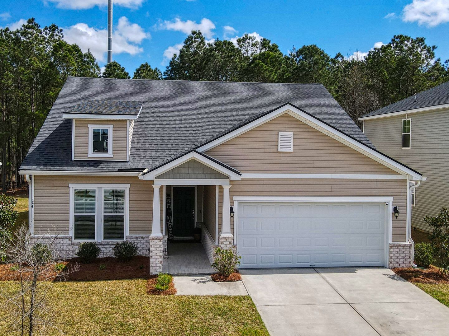 Spacious 4 bed, 2 bath Home with Neighborhood Amenities! – photo 1