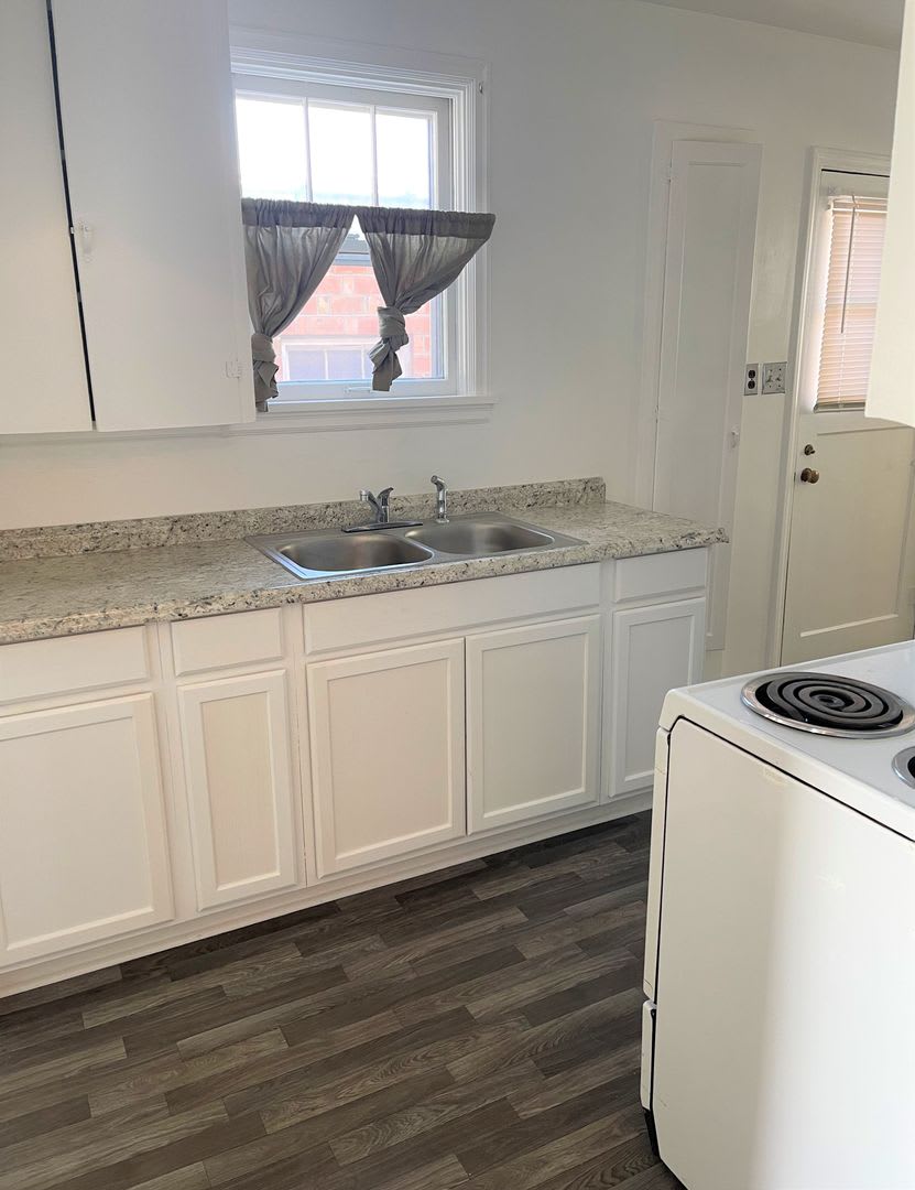 Charming 1 Bedroom 1 Bath Available Now! – photo 5