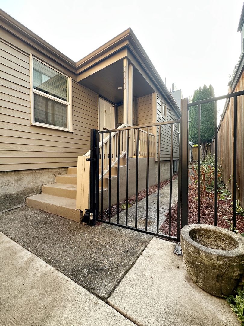 1Bd/1Ba Seattle Duplex – photo 1