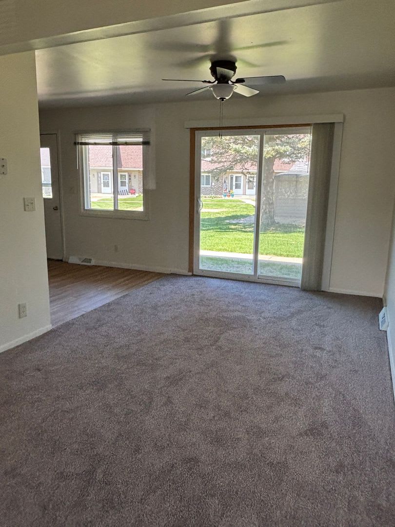 Large Three bedroom & 2 1/2 bath unit for rent for August move in!! – photo 2