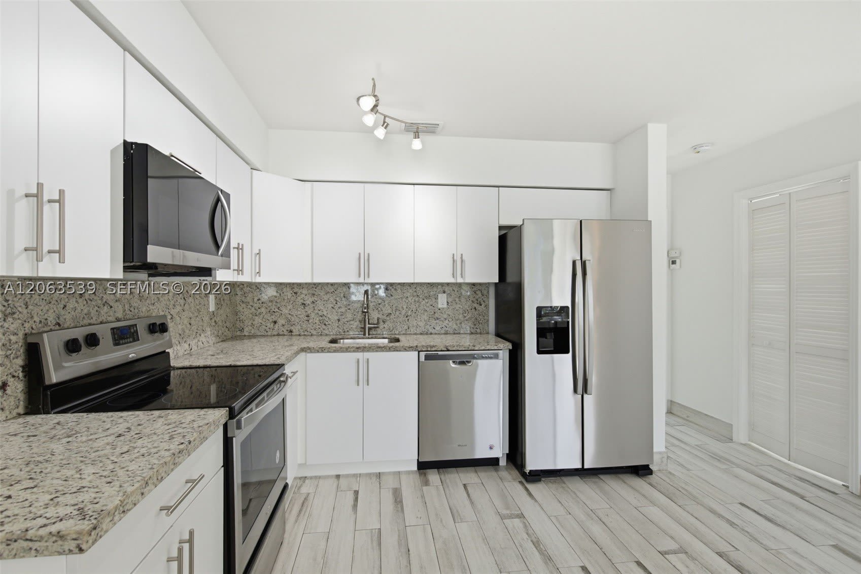 2627 SW 29th Ave – photo 1