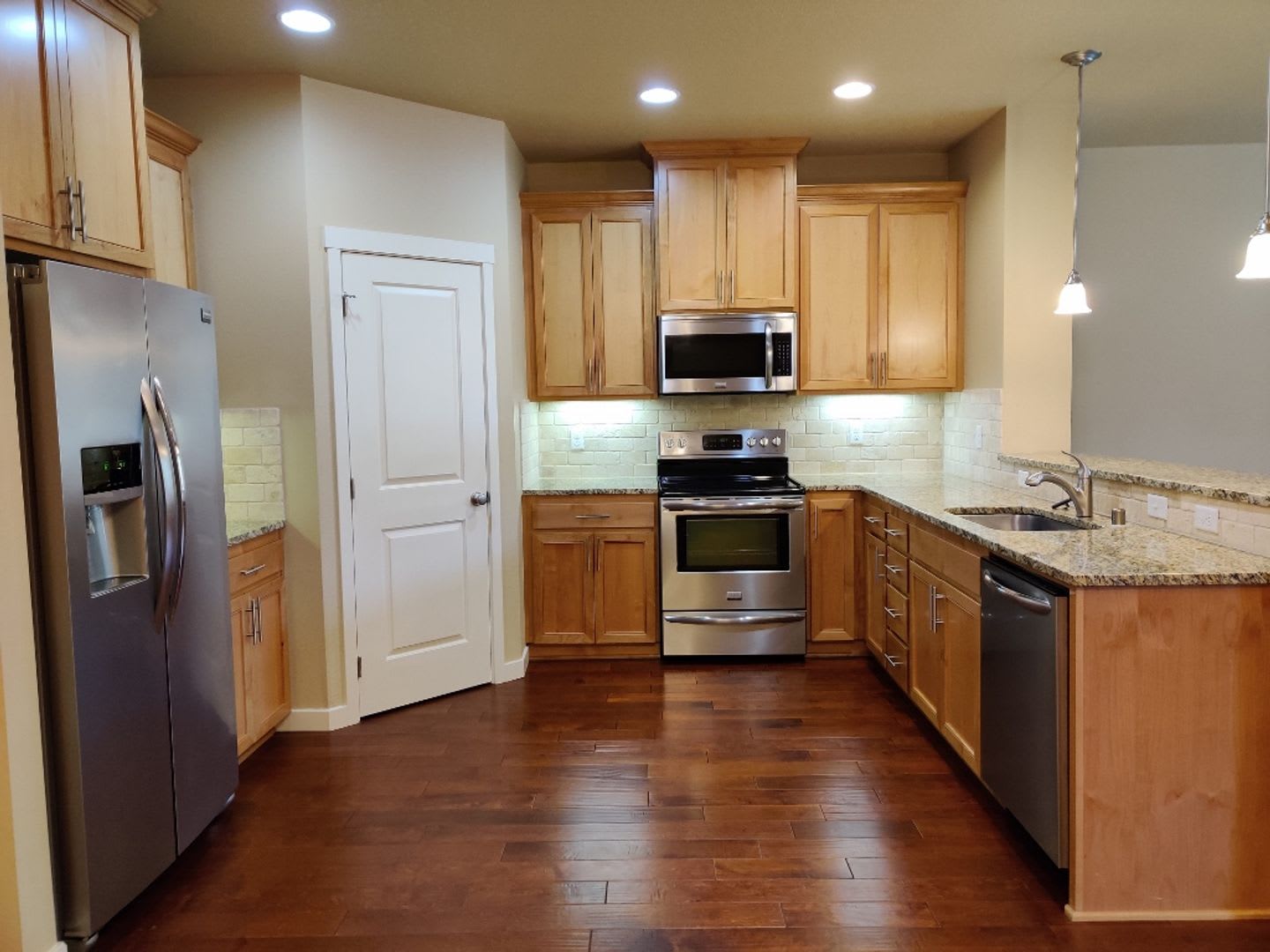 Pending Application Modern 3Bd Town Home Brand New Carpet – photo 4