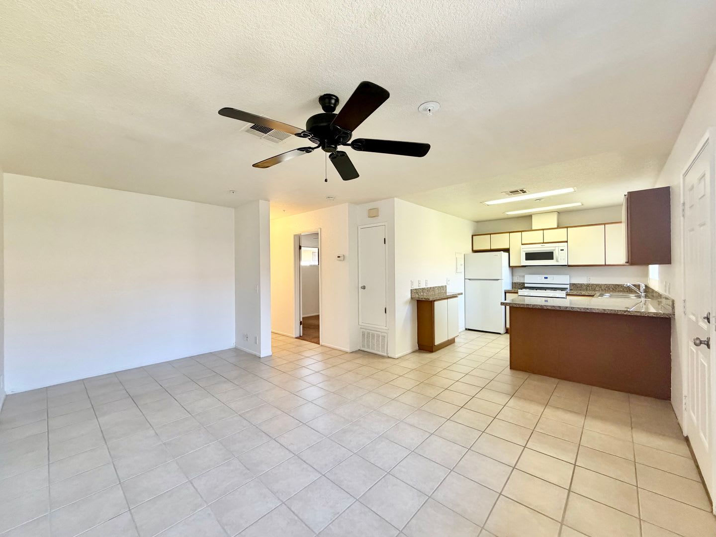 AVAILABLE NOW!!! LOVELY 2 Bedroom 1 Bathroom 55+ Apartment in Palm Desert – photo 3
