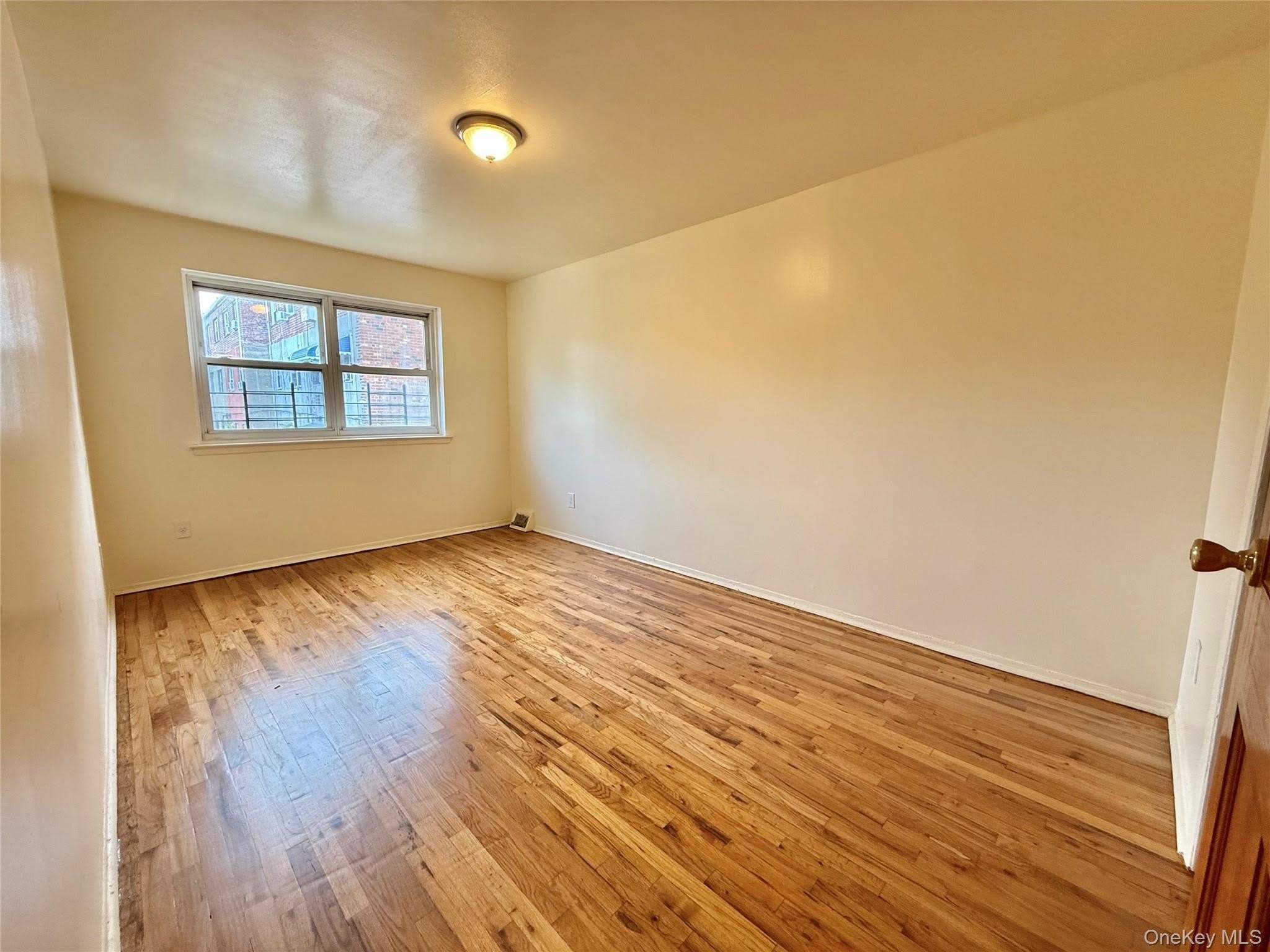 1958 Burke Avenue – photo 5