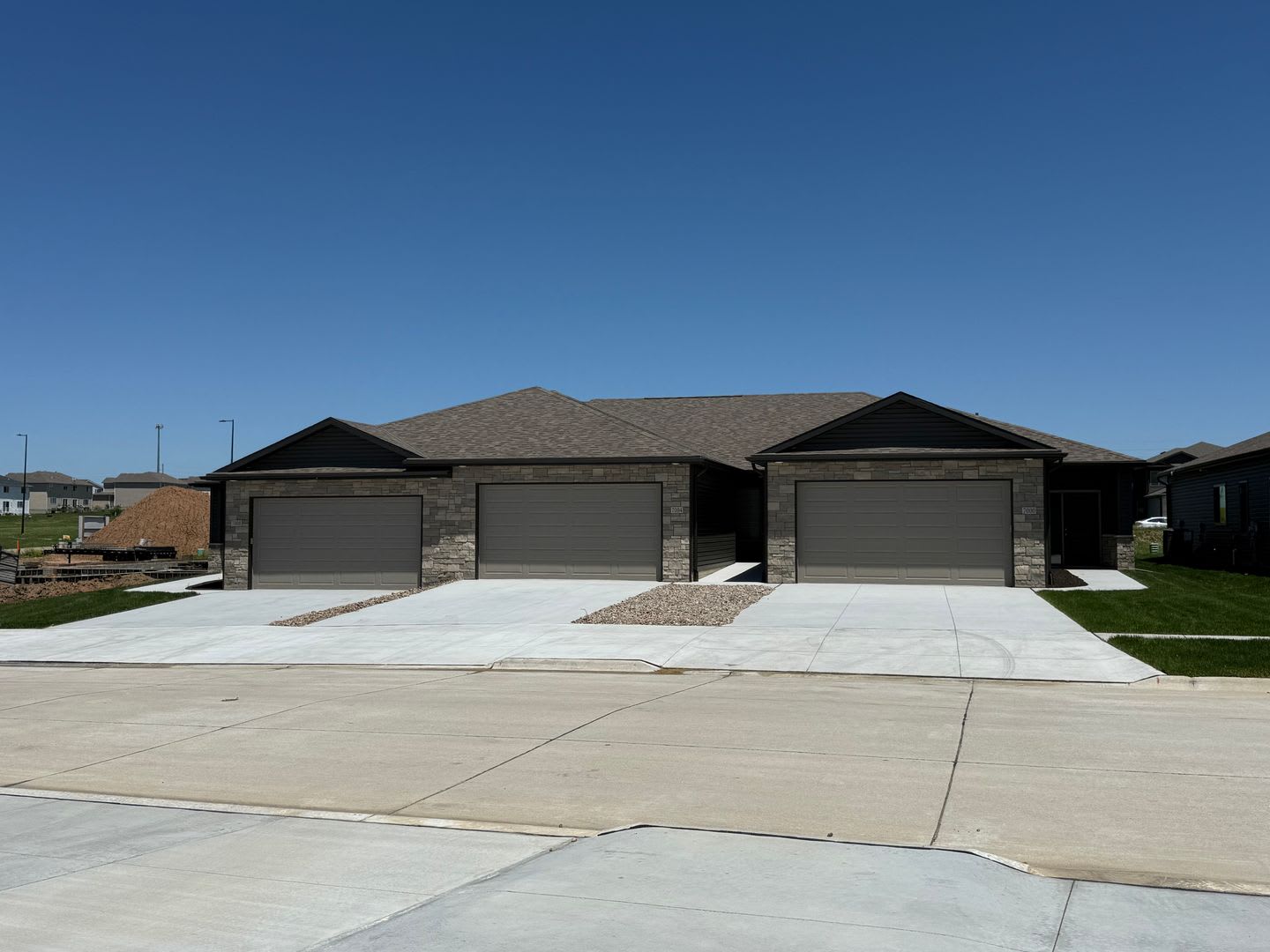 Spacious 2 bed/2.5 bath daylight Townhome in SE Lincoln – photo 1