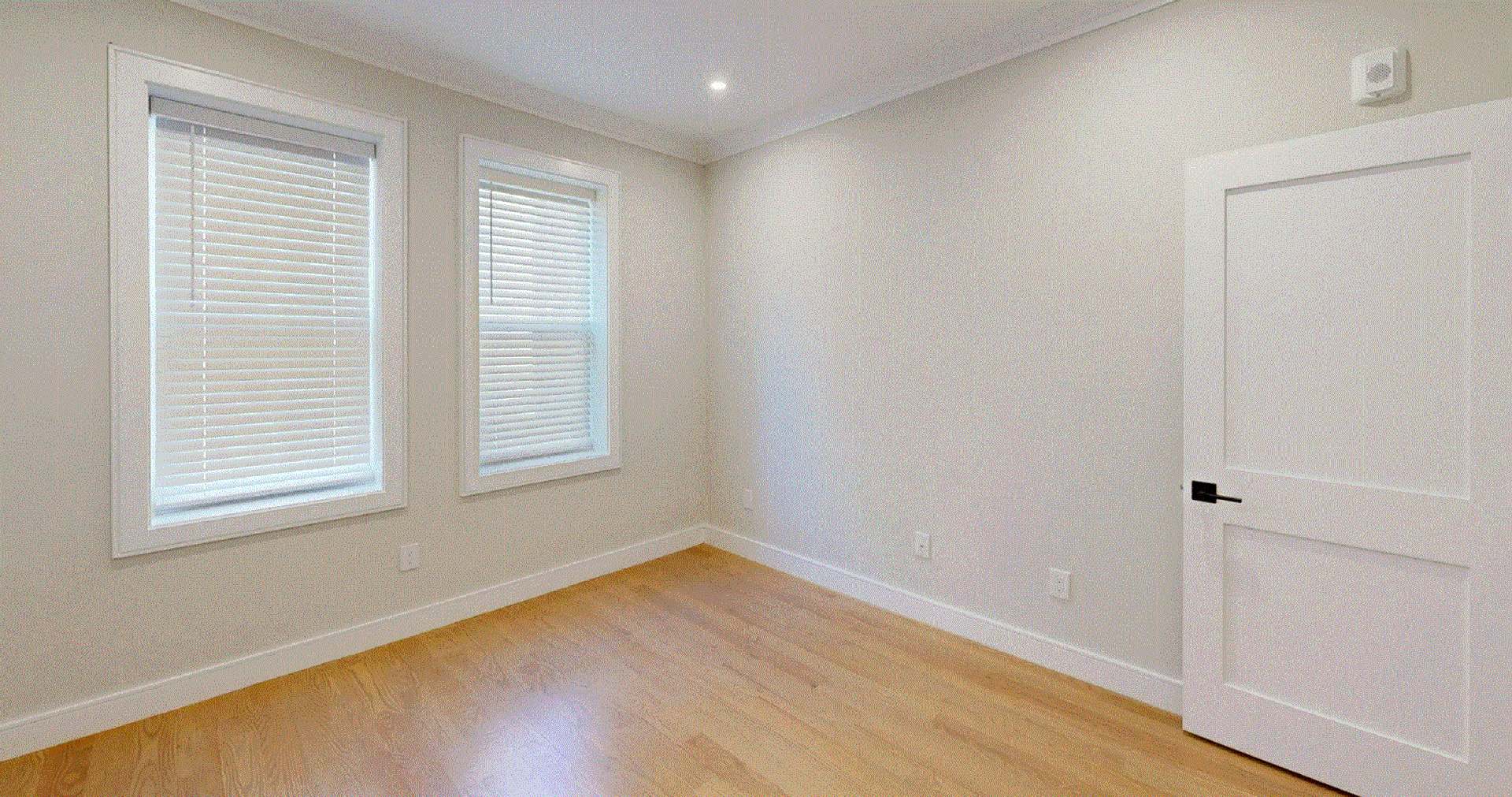 Charming 3 bedroom-No Broker Fee – photo 3