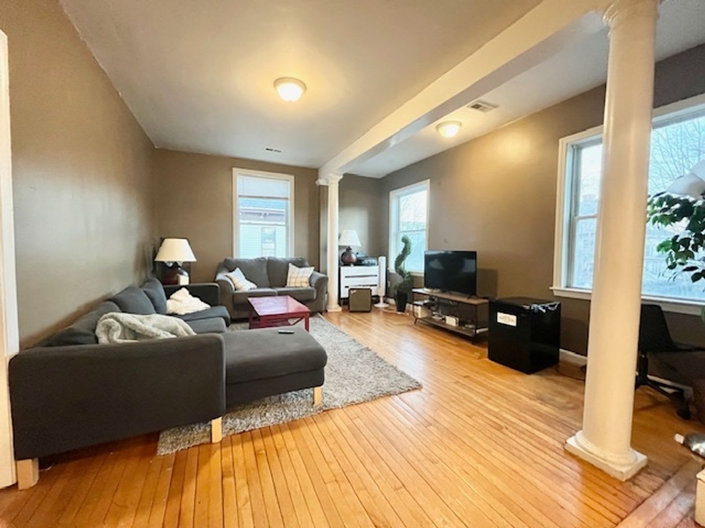 See Yt Video Tour Xl Modern Apartment W Deck Perfect For Socially Inclined Groups Near Bu Special Promo Avail – photo 5