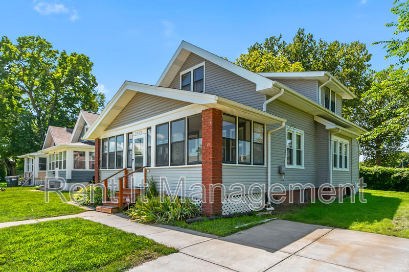 2820 N 19 Ave – photo 2