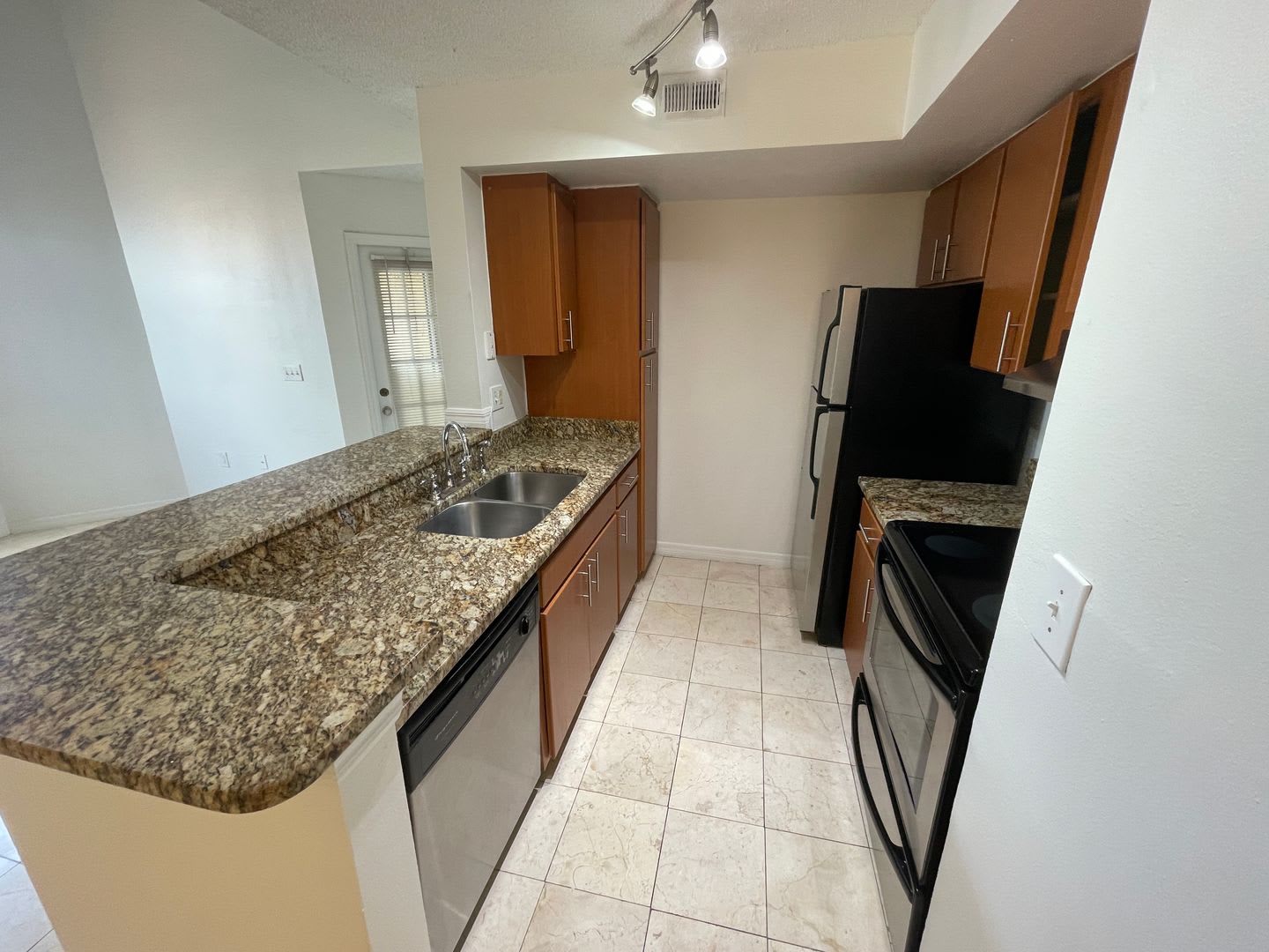 Condo Convenient To Attractions Bella Vista Community Available August 13Th – photo 4