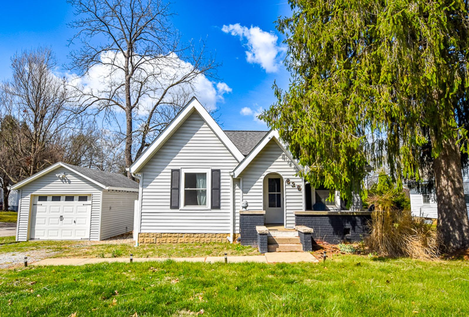 Beautiful New Listing Available Now Monthly Rent 1 950 – photo 1