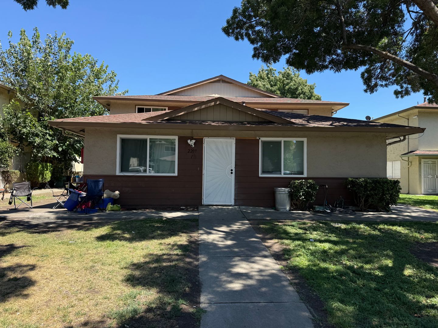 Vacant 3 bed/1 bath unit.. clean and ready for move in – photo 1