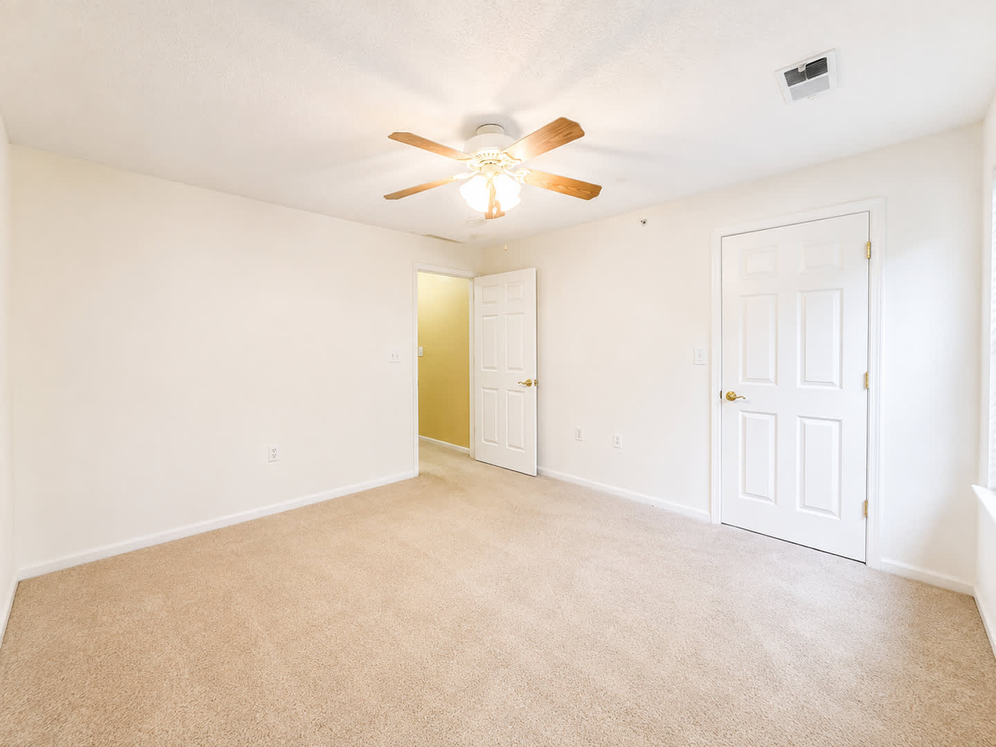 Spacious 2BR Condo with Flex Space & Private Balcony in Crestwood’s Madison Park – photo 3