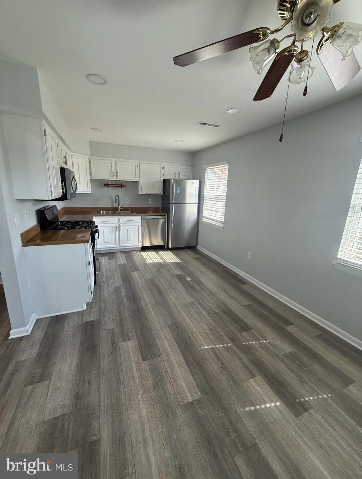 3537 CASTLE HILL Drive – photo 2