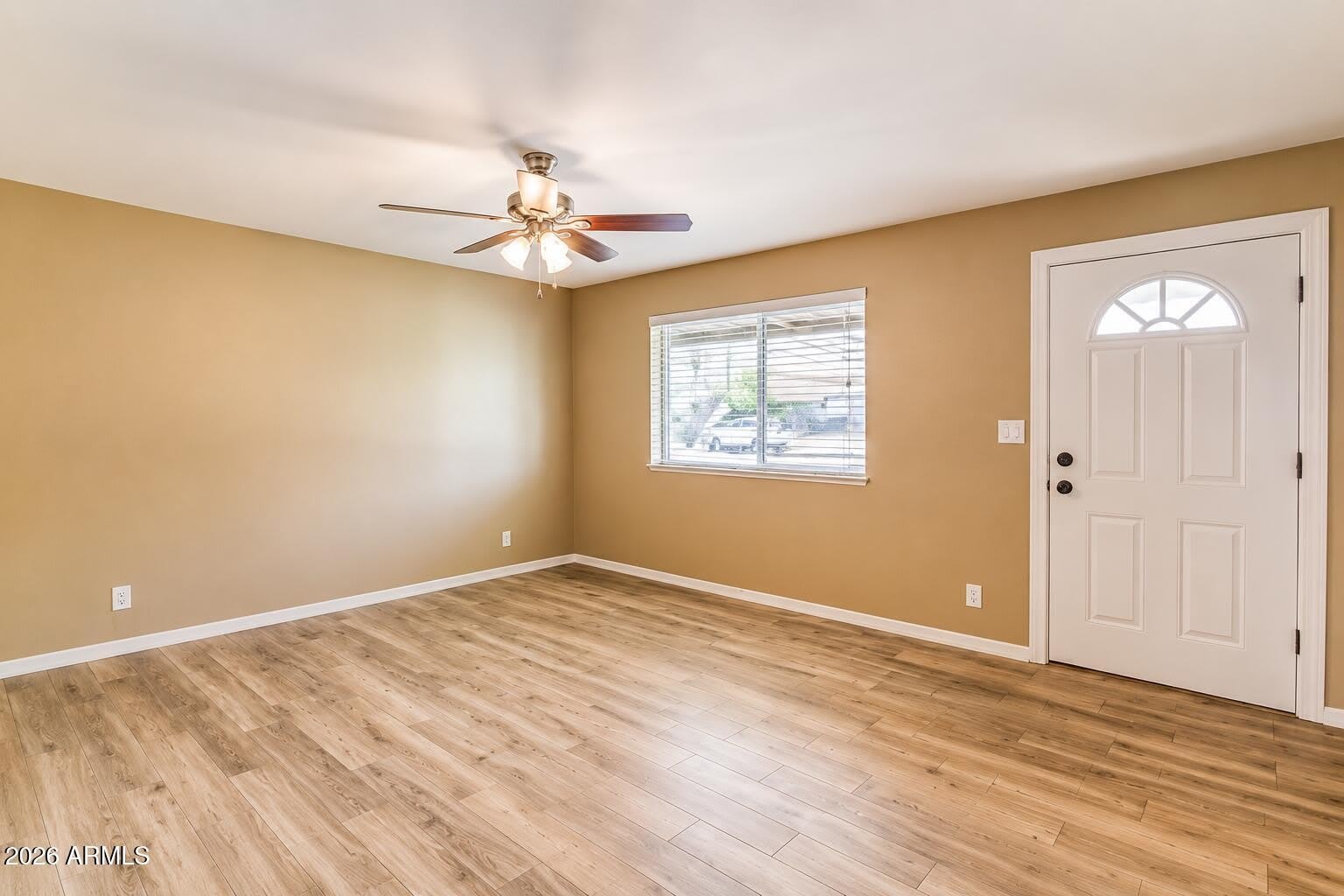 1015 E MARIGOLD Lane – photo 2