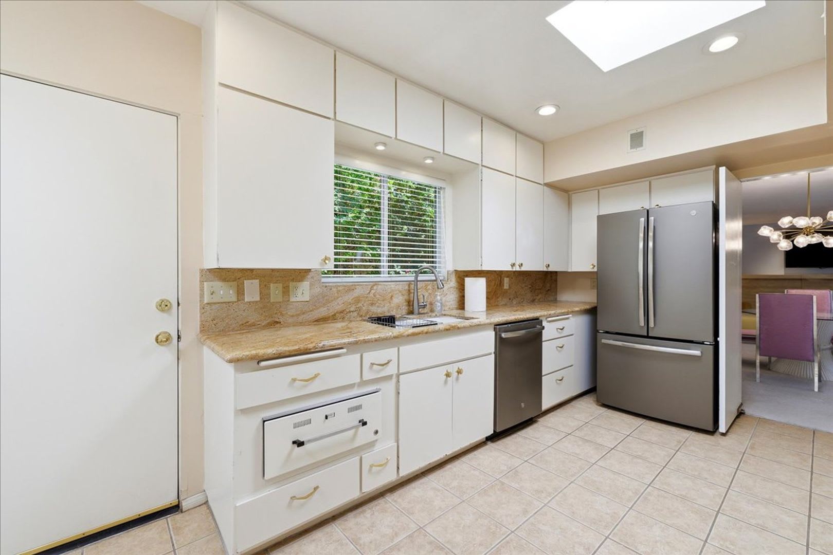 Retro/70's Spacious Condo! – photo 3