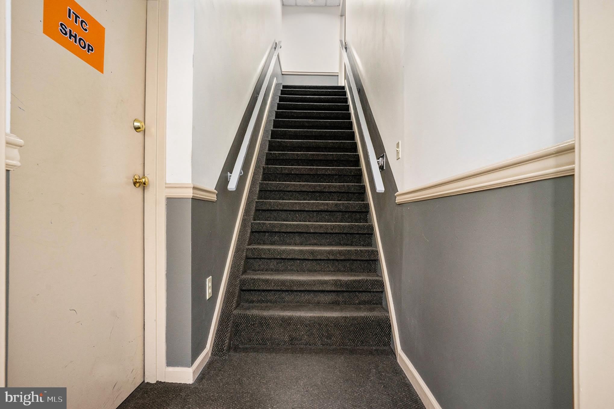 1090 READING AVE – photo 4