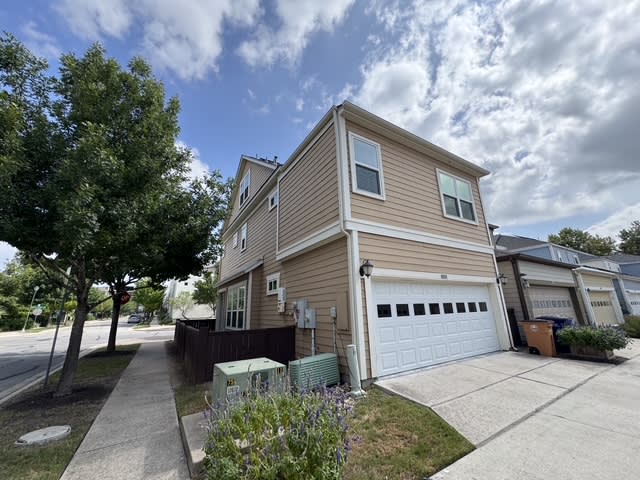 2033 Philomena St – photo 2