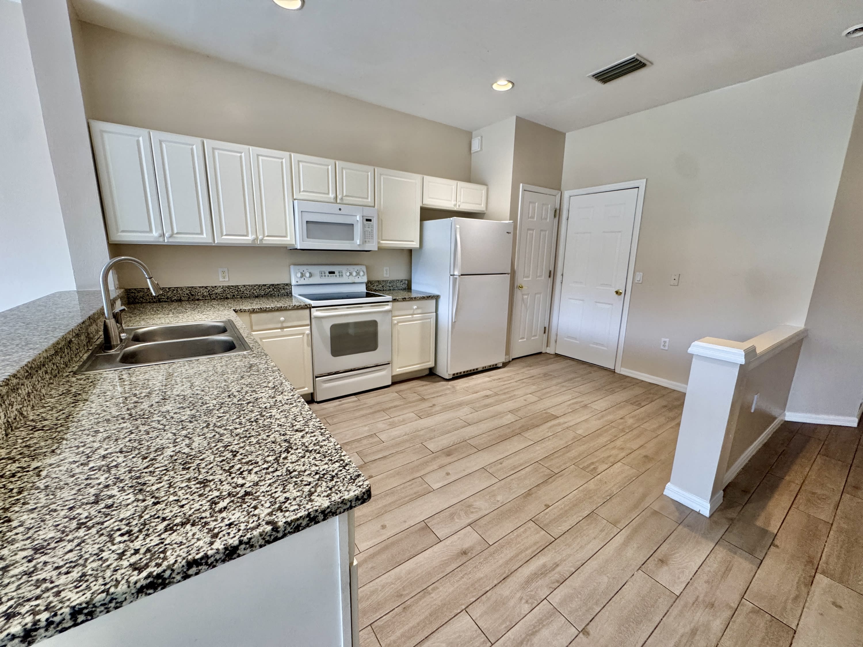 912 Hampton Cir – photo 3